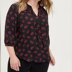 NWOT Torrid Georgette bow tie blouse (leopard lip print)